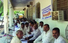 धरना मा प्रधान, करमचारी संघ