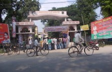 महाविद्यालय के सउहें अनशन करत छात्र