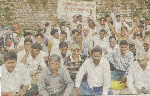 धरना मा बइठे पंचायत मित्र