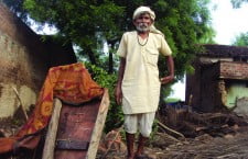 चिल्ला मा घर गिरैं से खपरा लकड़ी चूर होइगें