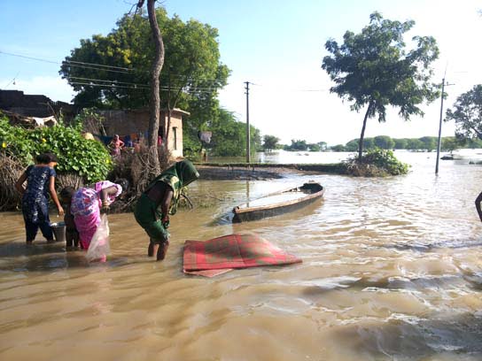 बाढ़ मा घर होइगे मैदान