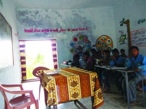 गुरू जी चलें गे हैं विभाग के काम से, इंतजार मा बइठ बच्चा