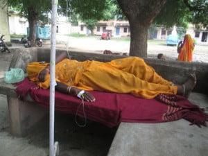 बाहर लेटी सियारानी