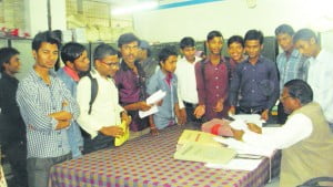 वजीफा खातिर अधिकारी का देत दरखास
