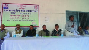 शिविर में अधिकारी