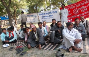 करमचारी बेठे अनशन में