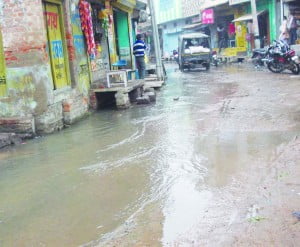 सड़क बनी हे तालाब