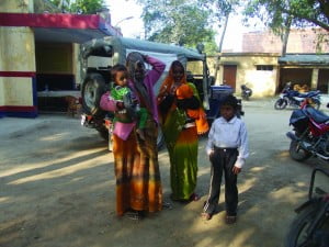 महतारी राम दुलारी का लेवा के तिन्दवारी थाना मा दरखास दें आई माया