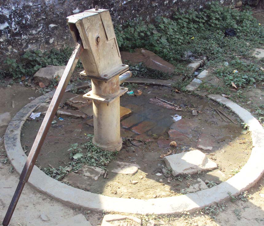 खराब हैण्डपम्पं