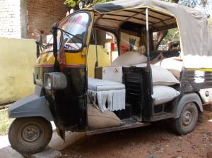 गल्ला से लदो आटो
