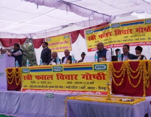गोष्ठी मा देत भाषण, खेती किसानी के बातैं सुनत मड़ई