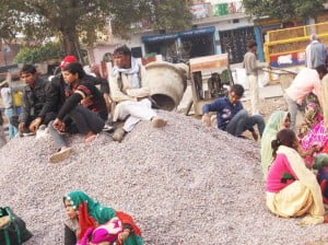 प्राइवेट बस का इंतजार करत