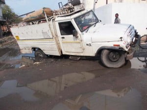 रास्ता में फसी गाड़ी