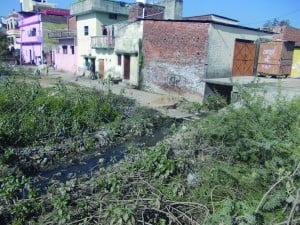 केवटरा मोहल्ला मा नाला के ऊपर धरे बांस