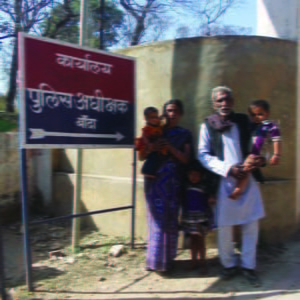 बाप और बच्चन के साथै एस.पी. का दरखास दें जात आशा देवी
