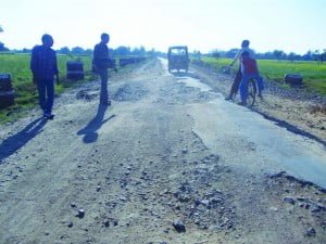 गम्भीर हालत मा बबेरू से कमासिन सड़क