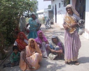 स्कूल के समस्या बतावत कुलकी पुरवा के बच्चन के महतारी
