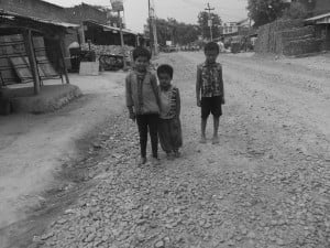 सड़क के गिट्टी फोडि़स दुई आंखी