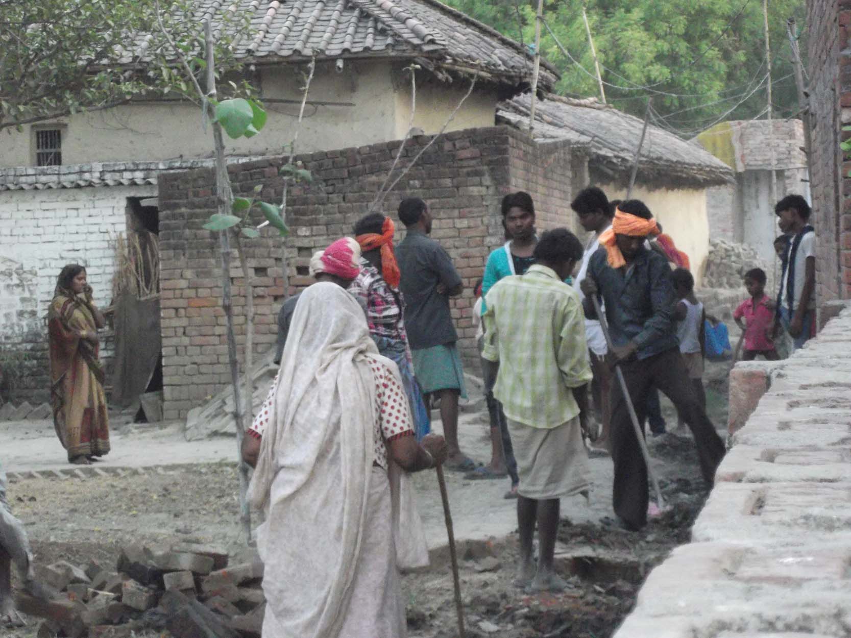 नरेगा में काम करत मजदूर