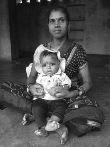 बच्चा साथे बेठी सावित्री