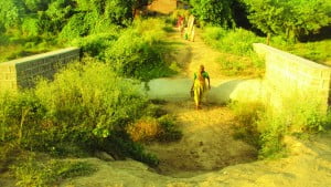 या पुलिया से रोज निकरत चार गांव के मड़ई