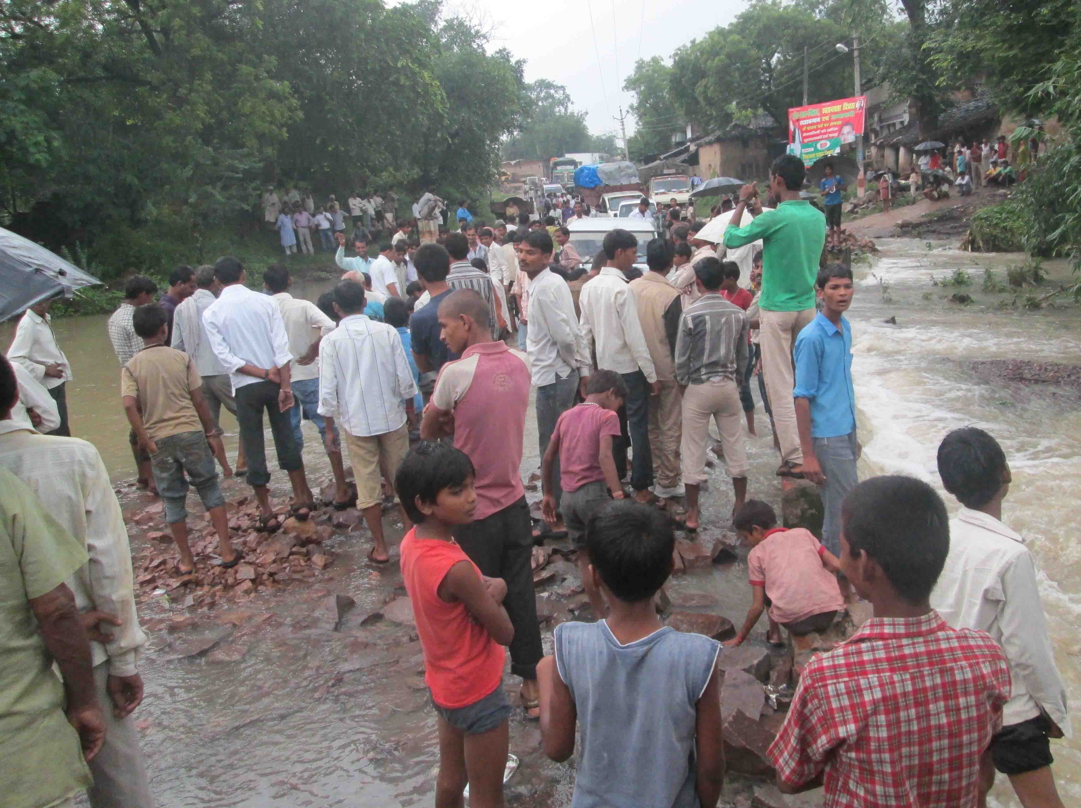 महोबा जैतपुर ब्लाक में रास्ते हुए ठप