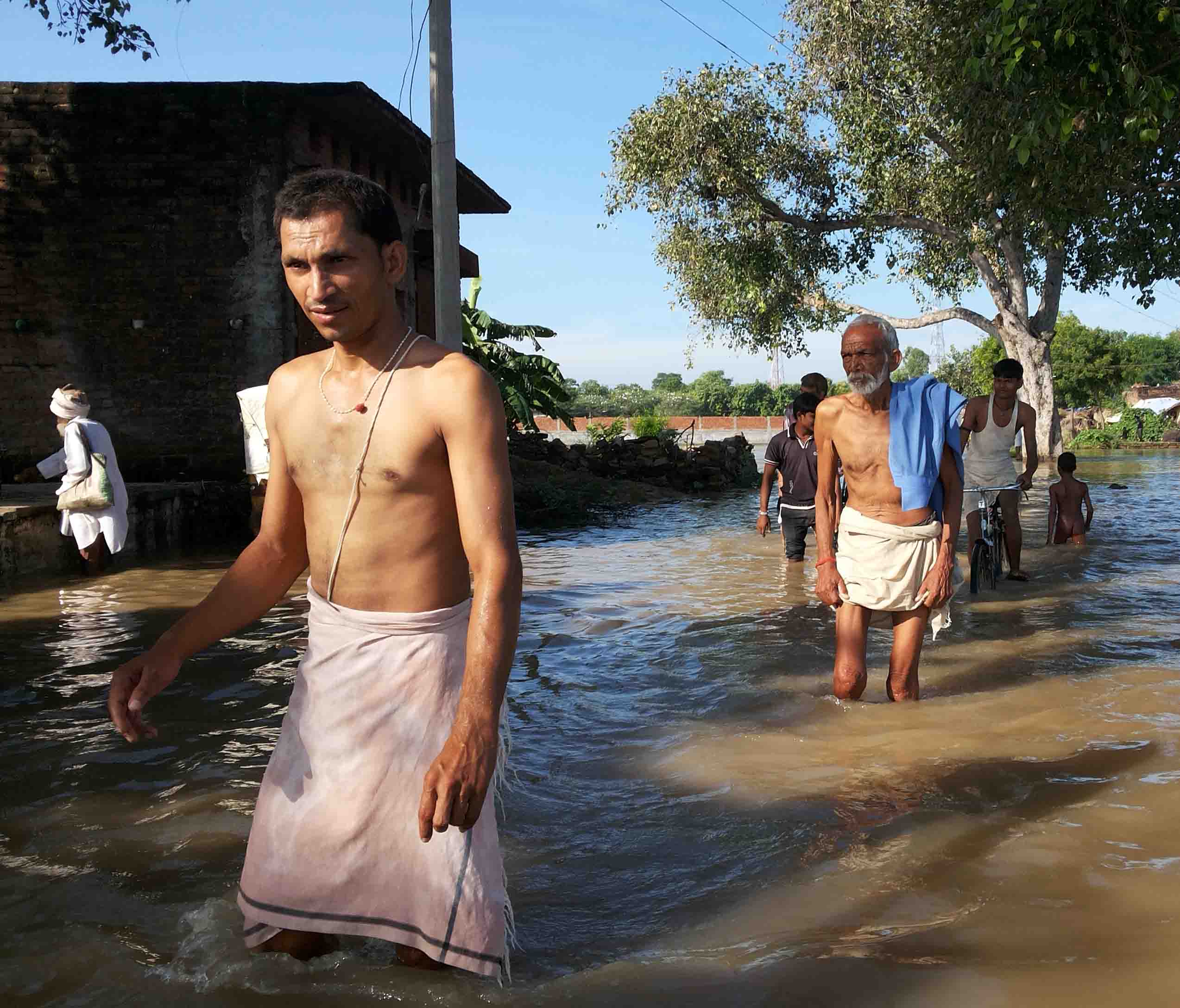 कर्वी के मऊ ब्लाक में घरों में घुसा पानी