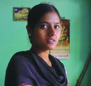 मक्खापुर गांव की दुर्गा लैपटाप छूने से भी डरती है। लैपटाप को लाकर बस रख दिया। उनके भाई मुरली उन्हें अब सिखा रहे हैं।