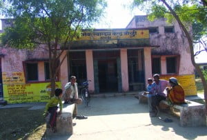 जौरही गांव का प्राथमिक स्वास्थ्य केन्द्र, डाक्टर का इंतज़ार करत मड़ई