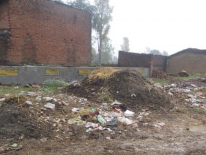 कूड़ादान के तरे परा कूड़ा